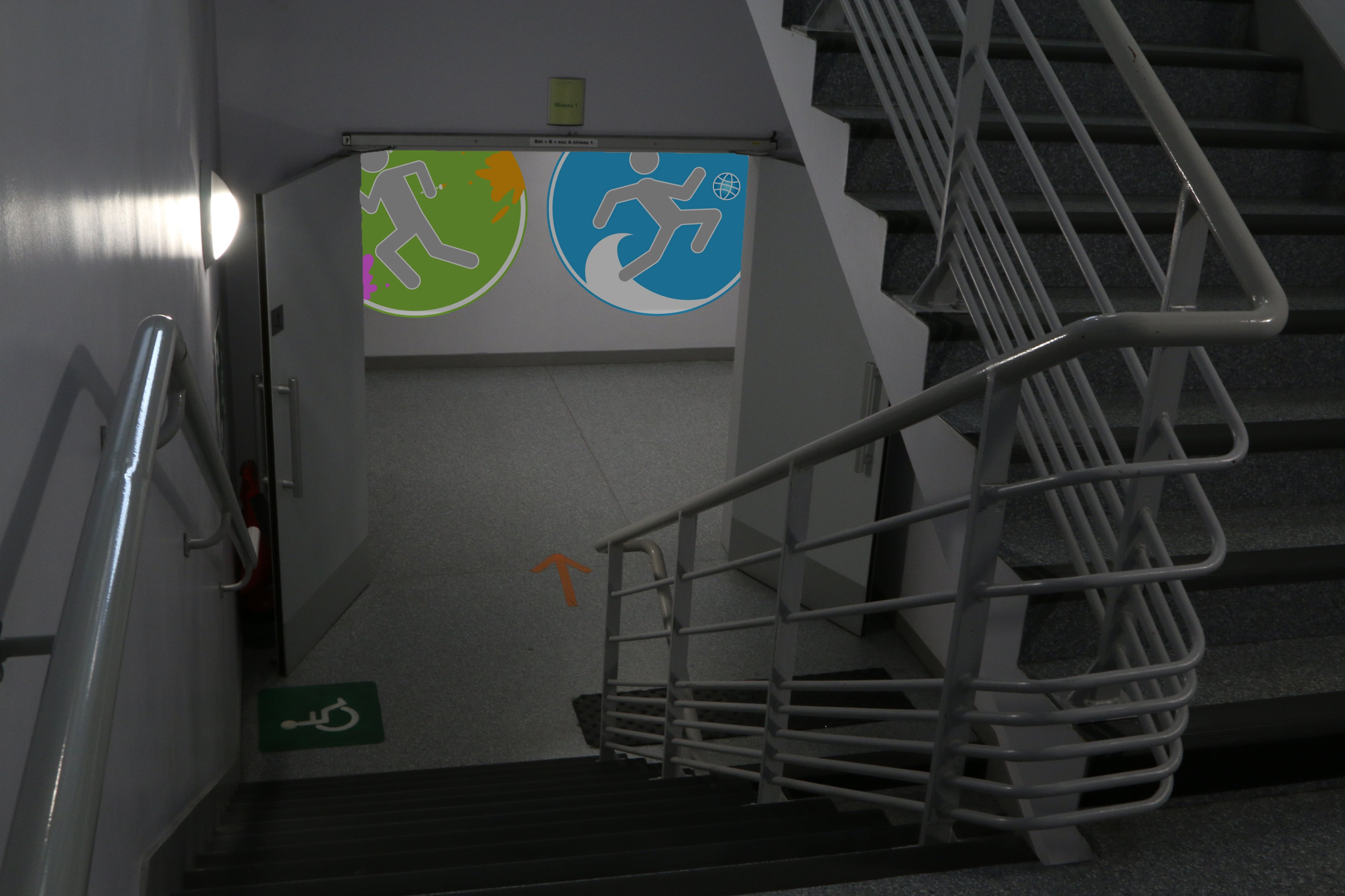 Montage photo avec des pictogrammes sur les murs de l'établissement