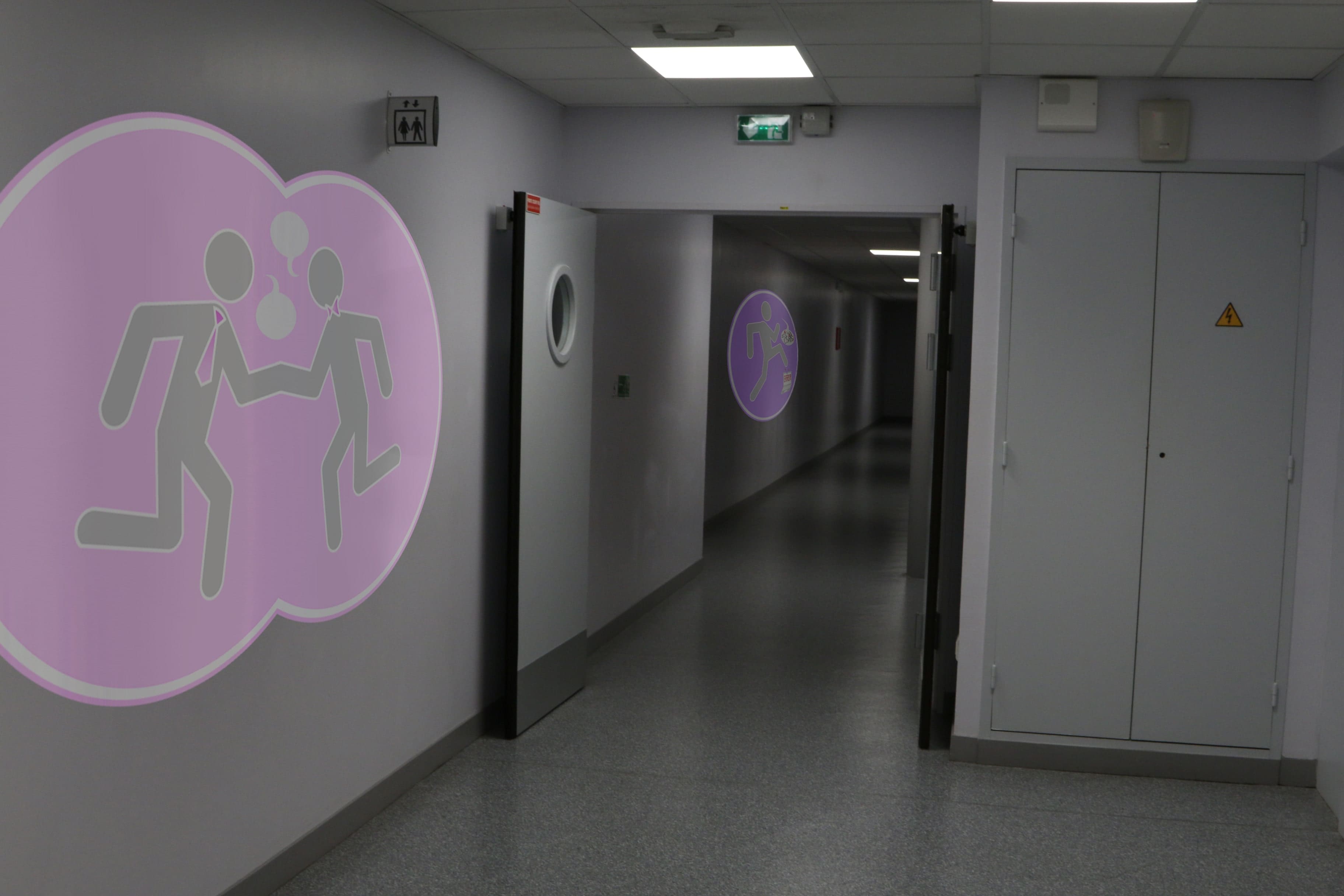 Montage pictogrammes sur les murs