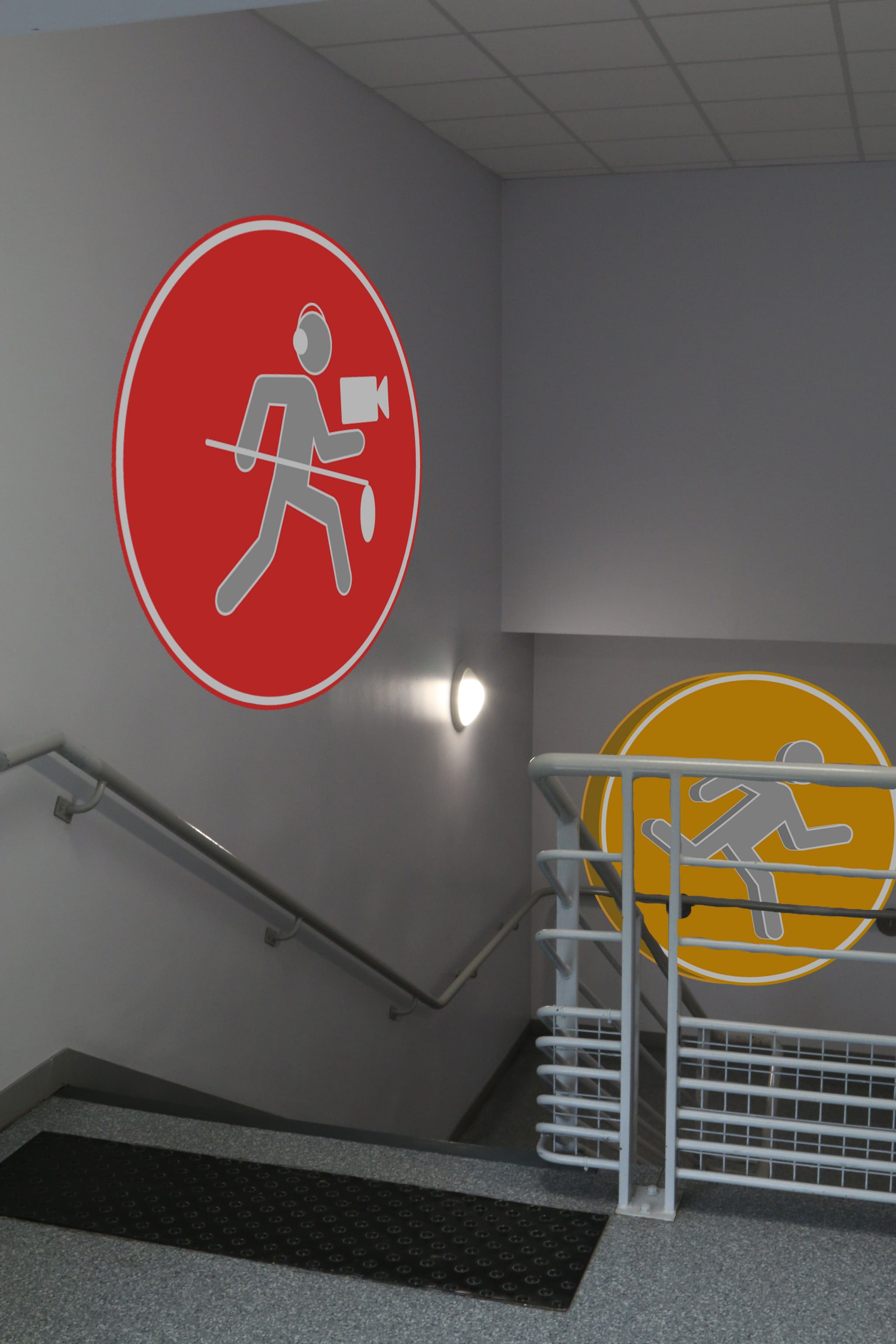 Montage pictogrammes sur les murs